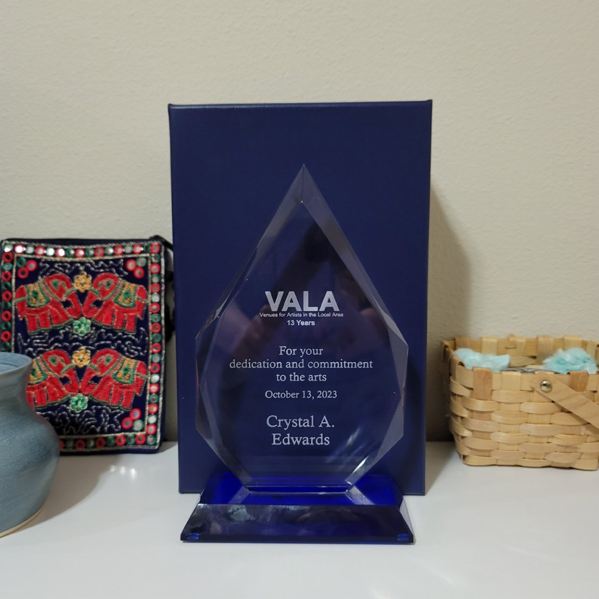 Tweet_CEtheArt's tweet photo. Thank you for the beautiful award, and Happy 13th Anniversary @valaeastside

#13thanniversary #dedicationtothearts #award https://t.co/Gam1k4Z8GS