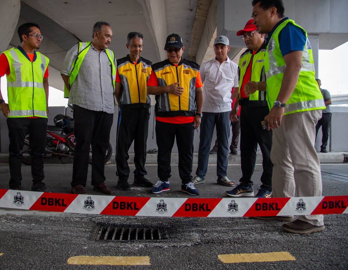 AlexNantaLinggi's tweet photo. It’s time to roll up our sleeves, deliver our job and walk the talk.

Meninjau lokasi KM8.2 arah Kepong di laluan Jalan Lingkaran Tengah 2 (MRR2) dan Bulatan Kampung Pandan Memasuki Lebuhraya MEX / Pusat Membeli Belah MyTown di mana aduan kerosakan telah diterima sejak semalam. https://t.co/KmrLBl4Yqb