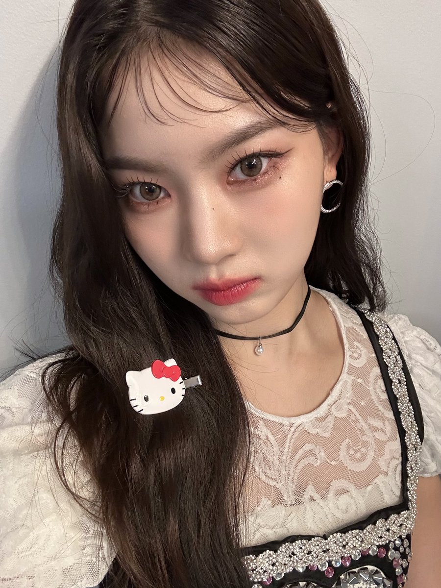 STAYC_talk's tweet photo. 🐱💬
두둥._.
이사 잔머리 시카고에서 데뷔했어요😊

(with my kitty💕)

#STAYC #스테이씨 #ISA #아이사 https://t.co/M8gPpiOLKb