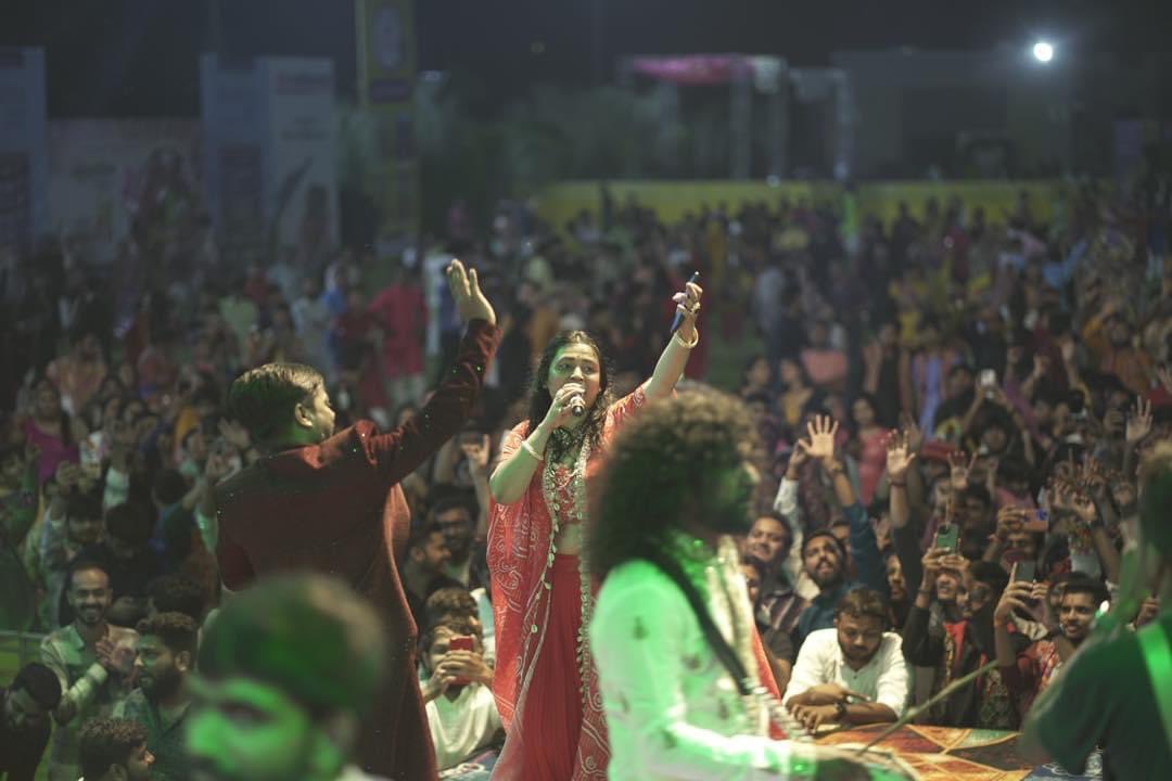UrvashiRadadiya's tweet photo. What a Memorable Pre-Navratri show it was!
Thank you Ahmedabad for your love๐
#UrvashiRadadiya #PreNavratri #Thanganat #Biggest #WelcomeNavratri #Garba #Fun #Folk #Music #Ahmedabad https://t.co/aqMkiG6ynF