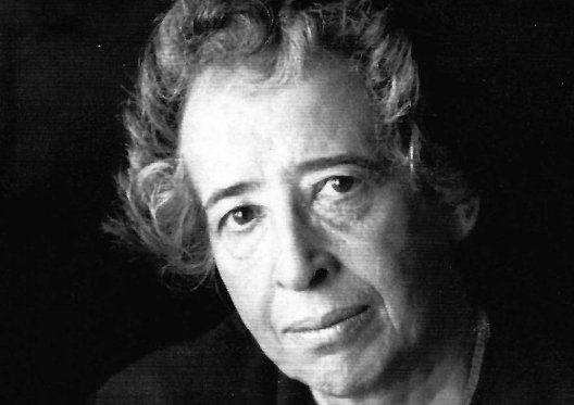 aforista_l's tweet image. "La guerra non restaura diritti, ridefinisce poteri." 

Ricordando Hannah Arendt, nata il #14ottobre 1906.