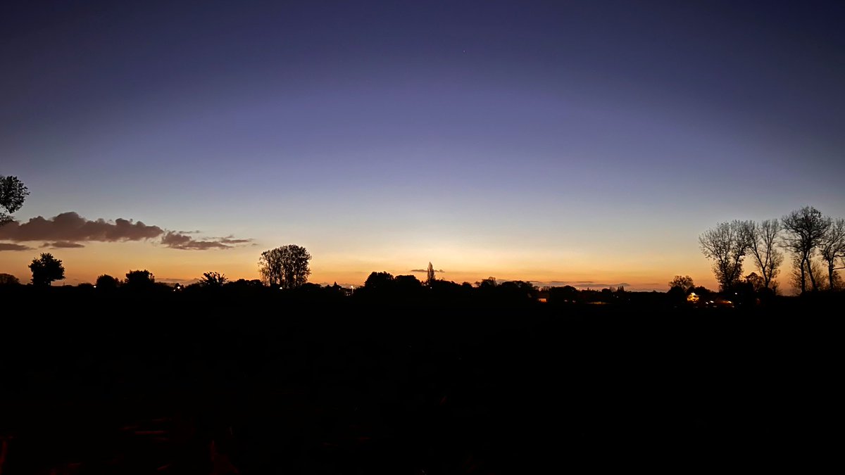 TylerJackSoares's tweet photo. -#vrtweer #temse #sunrise #cloudscoming #coolmornings it looks more light blue than the photo. Hopefully a nice day. 0713hrs https://t.co/OgJZbKtaCd