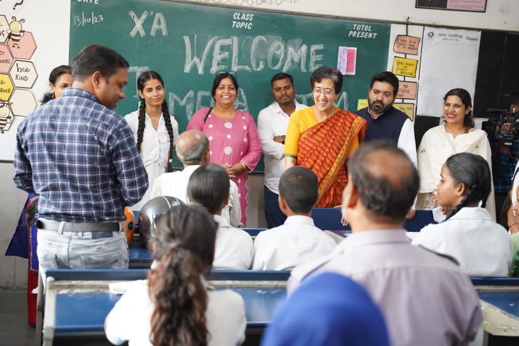 vaibhav4aap's tweet photo. शिक्षामंत्री @AtishiAAP जी भी अभिभावकों के बीच जा कर feedback ले रही हैं। दिल्ली की शिक्षा क्रांति की यह सबसे बड़ी उपलब्धि है कि यह सभी के सहयोग और परामर्श से उपजी है। @msisodia जी और आतिशी जी ने इसी तरह Delhi education model बनाया है।
#दिल्ली_में_मेगा_PTM https://t.co/mRy5Z9djv6