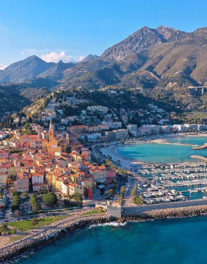 Γαλαζοπράσινη καλημέρα
Bonjour a toutes
Bongiorno a tutti miei amicci italiani chi vivono a #MentonRivieraMerveilles 💙💚🇫🇷M E N T O N 

📷Courtesy of:  w8ascondpls