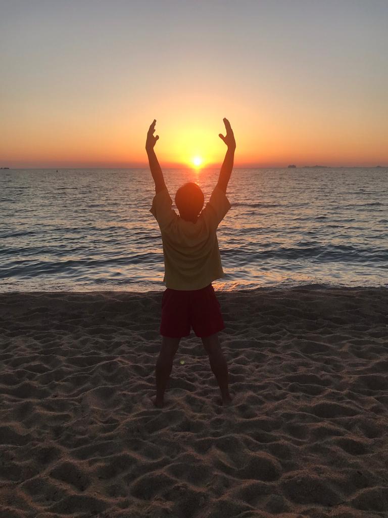LPorticcio's tweet photo. Le soleil à portée de mains 🤩
En totale communion avec la nature🙏 sur la #plagedagosta d' #albitreccia à quelques minutes de vos #appartements !
On est trop bien en #octobre ici !!

#picoftheday #porticcio #plage #beach #sunset #coucherdesoleil #mer  #october #corse #corsica https://t.co/8GahixJcKF