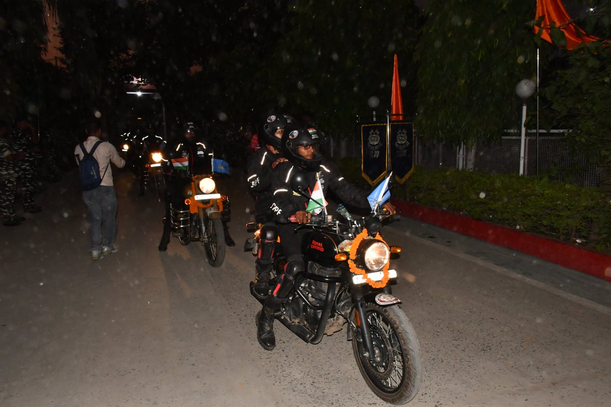 01 of the 03 Team comprising of 25 Bikers on it's entourage from Shillong to Ekta Nagar, Gujarat reached 159 Bn Gaya (Bihar) on 12/10/23 evening. A felicitation programme to honour women motor cycle expedition team was organized at D.A.V Public School, Gaya Bihar #YashasviniCRPF