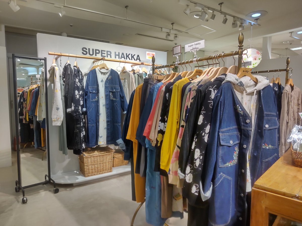 kumiobata's tweet photo. 新宿京王百貨店SUPER HAKKAへ行ってきました。秋の新作、第二弾も一緒に並んでいました。第一弾のアイテムは少しずつ完売している様子。オンラインショップで買ってくれた方、店舗まで足を運んでくれた方ありがとうございました!第二弾もぜひご覧下さい。秋らしい刺繍ワンピ素敵でした。
#SUPERHAKKA https://t.co/cd3Zs96aGi