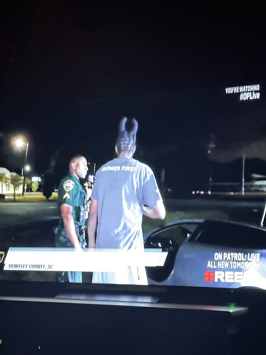 MMegan79's tweet image. The way I laughed out loud when this dude stepped outta his car…. 😳🤣😆😂🤣😆😆🤣😁😂😄😜 #farmerfirst #OnPatrolLive #livePD