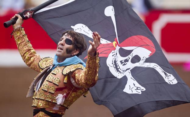 ElegantOctopi's tweet image. The visual dichotomy and  almost comic book like aesthetic decadence of Spanish Bullfighting is that it is ancient bloodsport being delivered by men who look they belong in a scene from Aguirre:Wrath of God or a blood soaked high fashion catwalk.