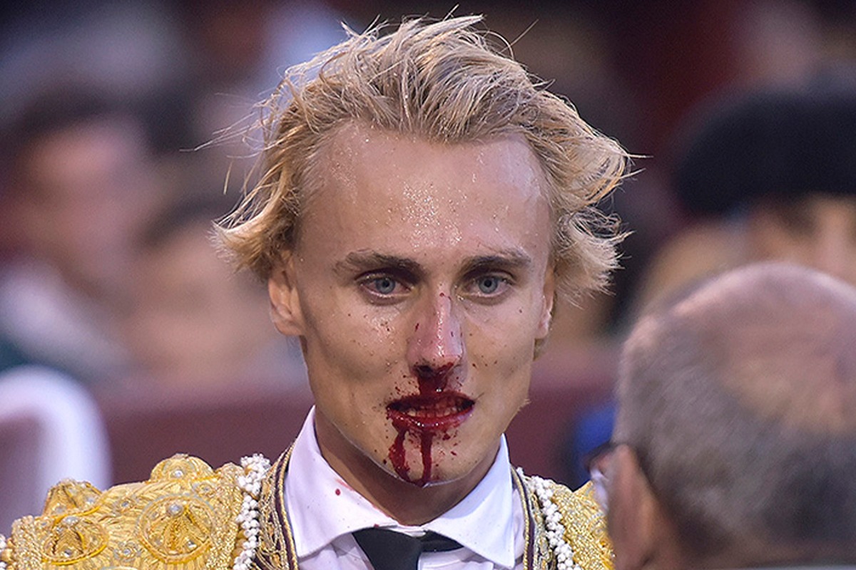 ElegantOctopi's tweet image. The visual dichotomy and  almost comic book like aesthetic decadence of Spanish Bullfighting is that it is ancient bloodsport being delivered by men who look they belong in a scene from Aguirre:Wrath of God or a blood soaked high fashion catwalk.