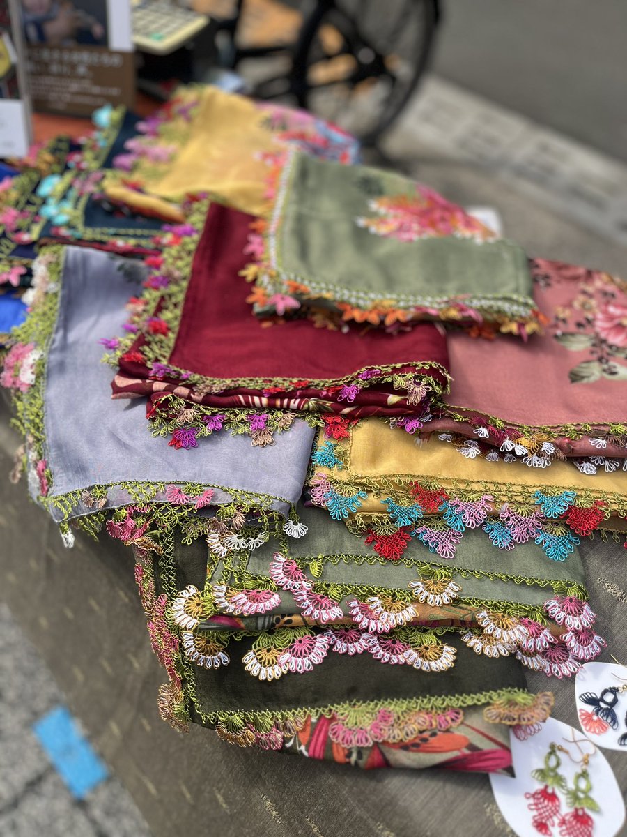 “クルドの伝統縁飾りオヤの店” #あいそめ市 大盛況です！みかこさんのオヤの解説に熱心に耳を傾けてくださるお客様。嬉しい☺️16時まで根津のあいそめ通りにおります✨ #クルドのお母さんのオヤ #古書ほうろう