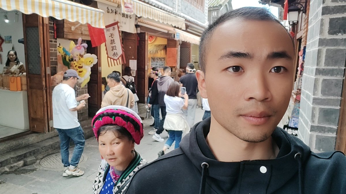 skam_yu's tweet photo. 喜洲古镇，偶遇一对，大胆爱。 https://t.co/jLpv9wBpeu