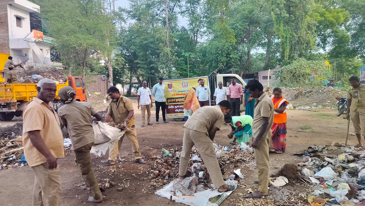 SMunicpality's tweet photo. Srivilliputhur  Municipality - people movement for clean city, Mass cleaning drive started  with sanitary workers, SI sir &amp; SO sir.
@CMOTamilnadu
@KN_NEHRU
@sbmrdmanellai
@tnmaws
@MawsTamilNadu
@SwachhBharatGov
#PeopleMovementForCleanCities #WasteToWealth #SwachhSurvekshan https://t.co/nCYATwuY45