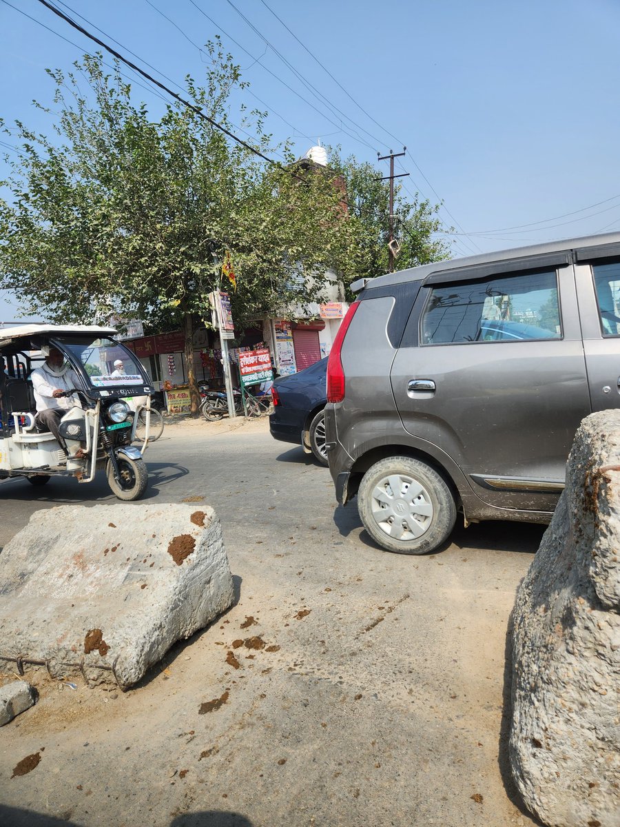 rockingakki's tweet photo. @bareillytraffic this is on 100Ft road....kindly have this put in a proper way if you want people to not cross. https://t.co/IHveoSLZIQ