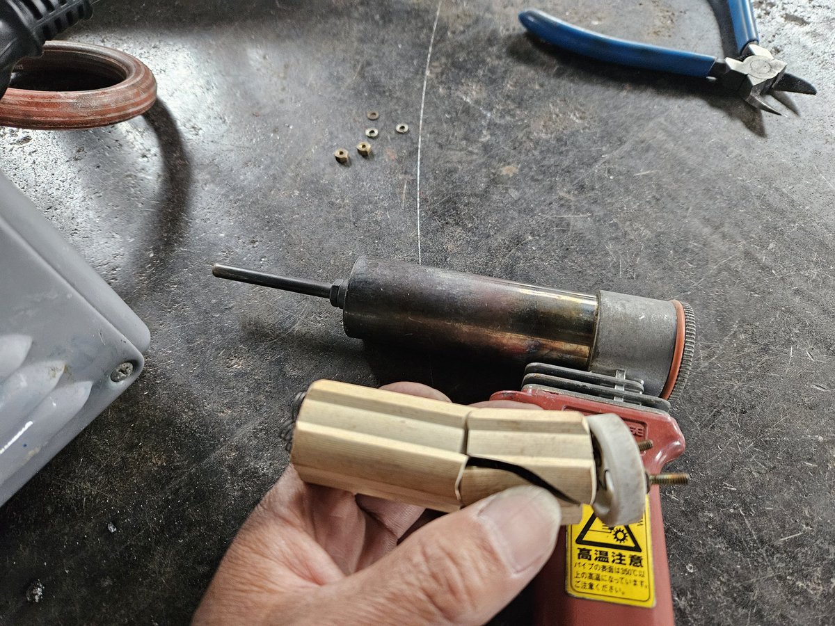 kajisuke51's tweet photo. 塩ビ溶接機から熱風が出なくなりました。トーチの中の「電熱ボビン」が割れてた❗モノタロウで1,800円で購入して直りました💦良かった良かった😁
#塩ビ溶接
#塩ビ溶接機
#塩ビ溶接機故障
#電熱ボビン交換
#モノタロウ https://t.co/RUmOCSVwIm
