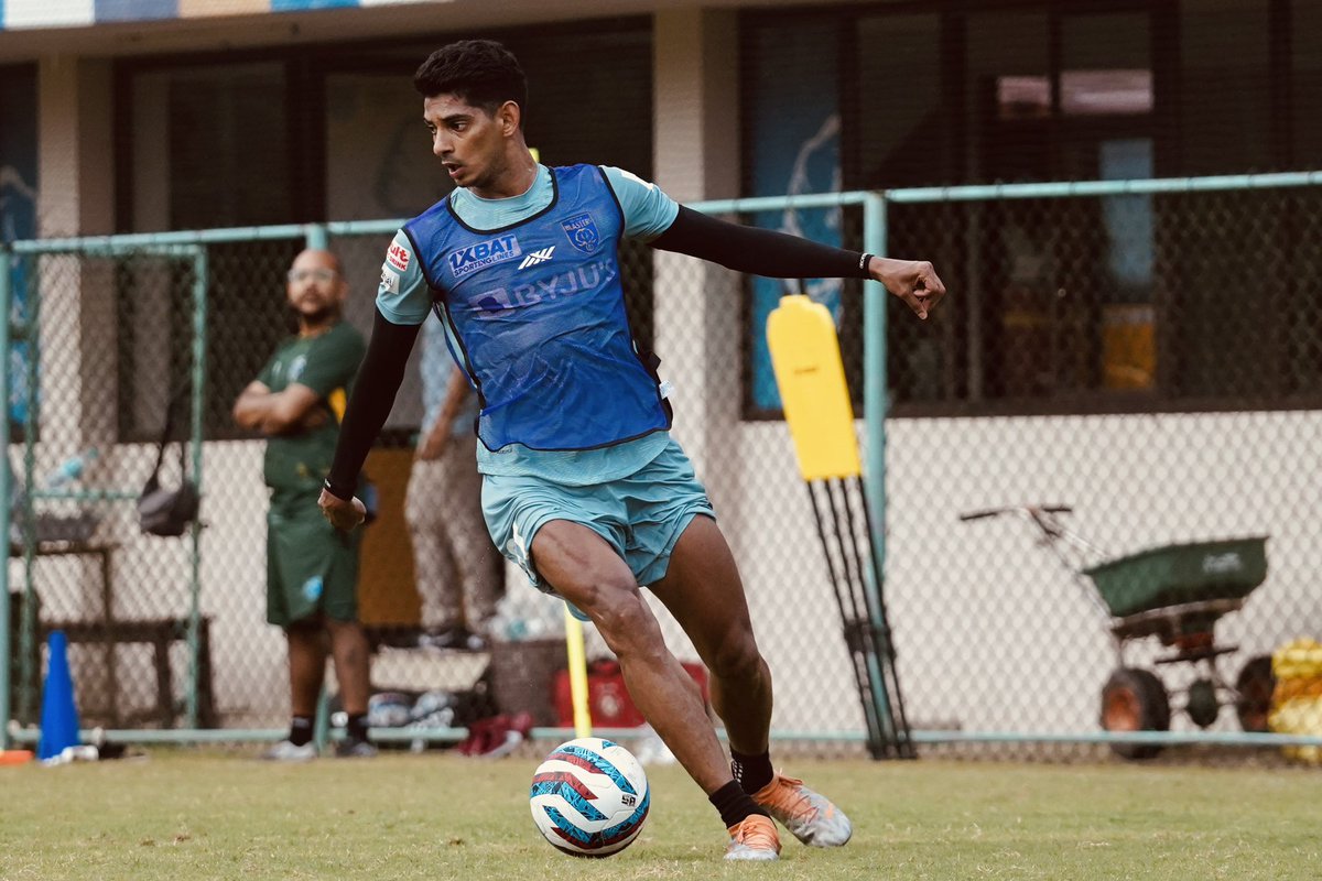 Max effort every session! ⚽🏃🏽 #yennumyellow #traininghard #keralablastersfc #isl10 #indianfootball