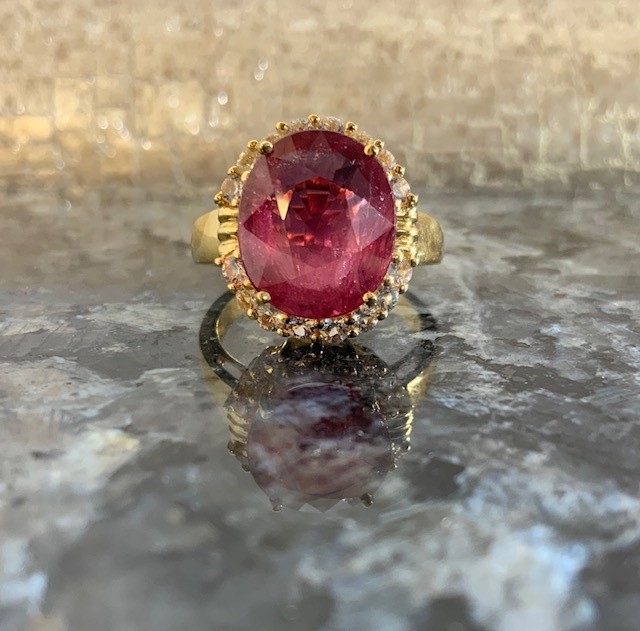 Pre owned 18ct yellow gold large ring with Corundum centre stone and white sapphire surround, certainly a statement ring ~ £895.00
#jewelworkjewellers #corundumring #whitesapphirering #preownedjewellery #secondhandjewellery