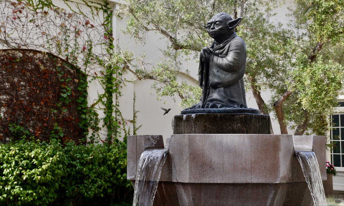 VincentLeble's tweet photo. La statue de Yoda à l’entrée de Lucasfilm au parc du Presidio. https://t.co/pKf29tp8wO