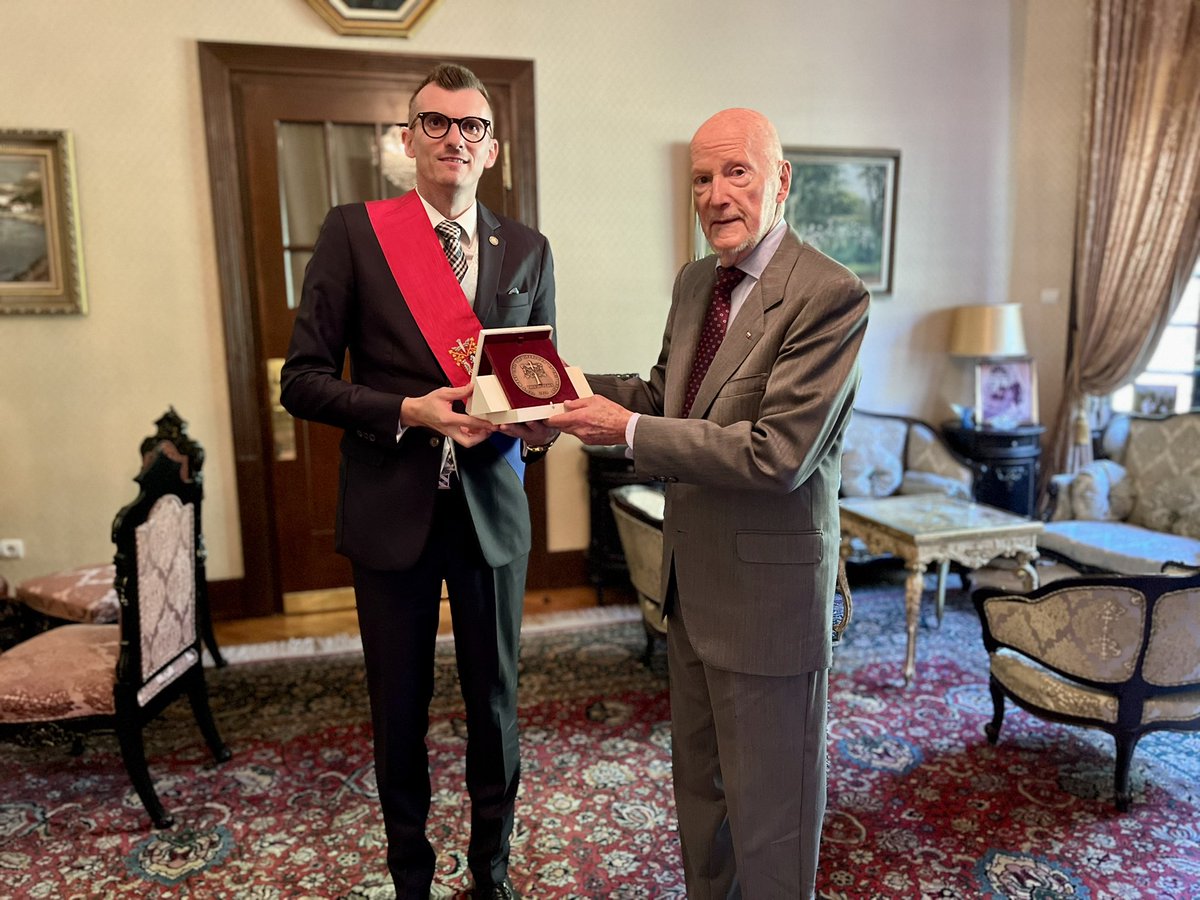 TofP_official's tweet photo. Secretary-General handed over the #TreeOfPeaceMemorialPlaque to HM #SimeonII. 

This way #SeM expresses its highest gratitude to personalities, who have contributed immensely to the spread of ideas of #understanding, #friendship and #unity among nations.

#SimeonSaxeCoburgGotha https://t.co/8rjo9xf8UN