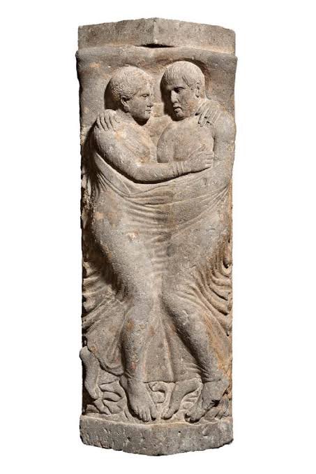 #SarcophagusSaturday this is an Etruscan sarcophagus lid showing a touching, naturalistic representation of a middle aged husband and wife. They lie in bed, toes poking out, holding each other tenderly. It’s a lovely piece

🏛️📷 Boston MFA