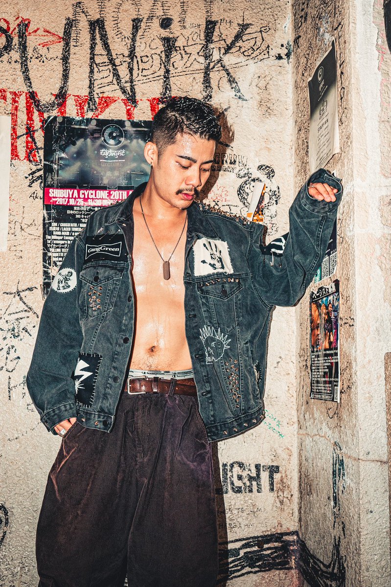 hayate_wd's tweet image. WD鋲ジャン製作完了🙌

刺繍と鋲の配置とか、パッチの種類とかこだわって作った甲斐があった🔥🦴
背中は初期ロゴTeeちぎった！！

photo by @e_2020202 

#鋲ジャン
#WILDOGS