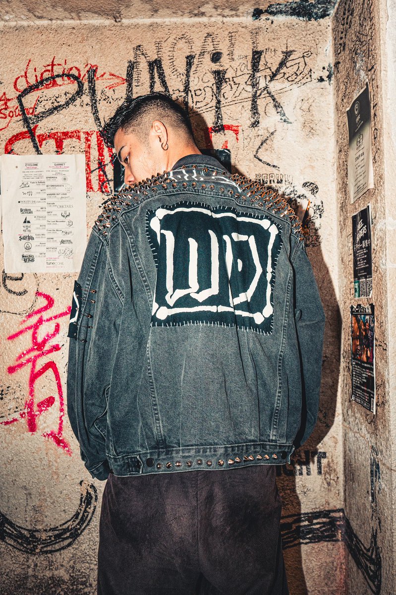 hayate_wd's tweet image. WD鋲ジャン製作完了🙌

刺繍と鋲の配置とか、パッチの種類とかこだわって作った甲斐があった🔥🦴
背中は初期ロゴTeeちぎった！！

photo by @e_2020202 

#鋲ジャン
#WILDOGS