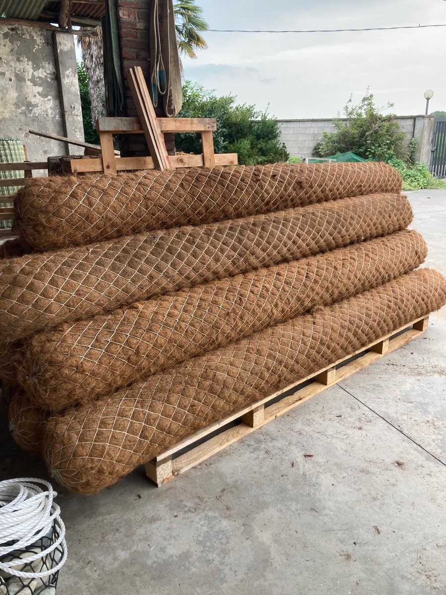 Just discovered another common thread in <a href="/WaterLANDS_EU/">WaterLANDS</a> connecting ambitious wetland restoration propositions in 6 Action Sites between Irish bogs c/o <a href="/WAN_LIFEIP/">LIFE IP Wild Atlantic Nature</a> and Venice’s salt marsh. Drain blocking and sediment capture/erosion protection respectively.