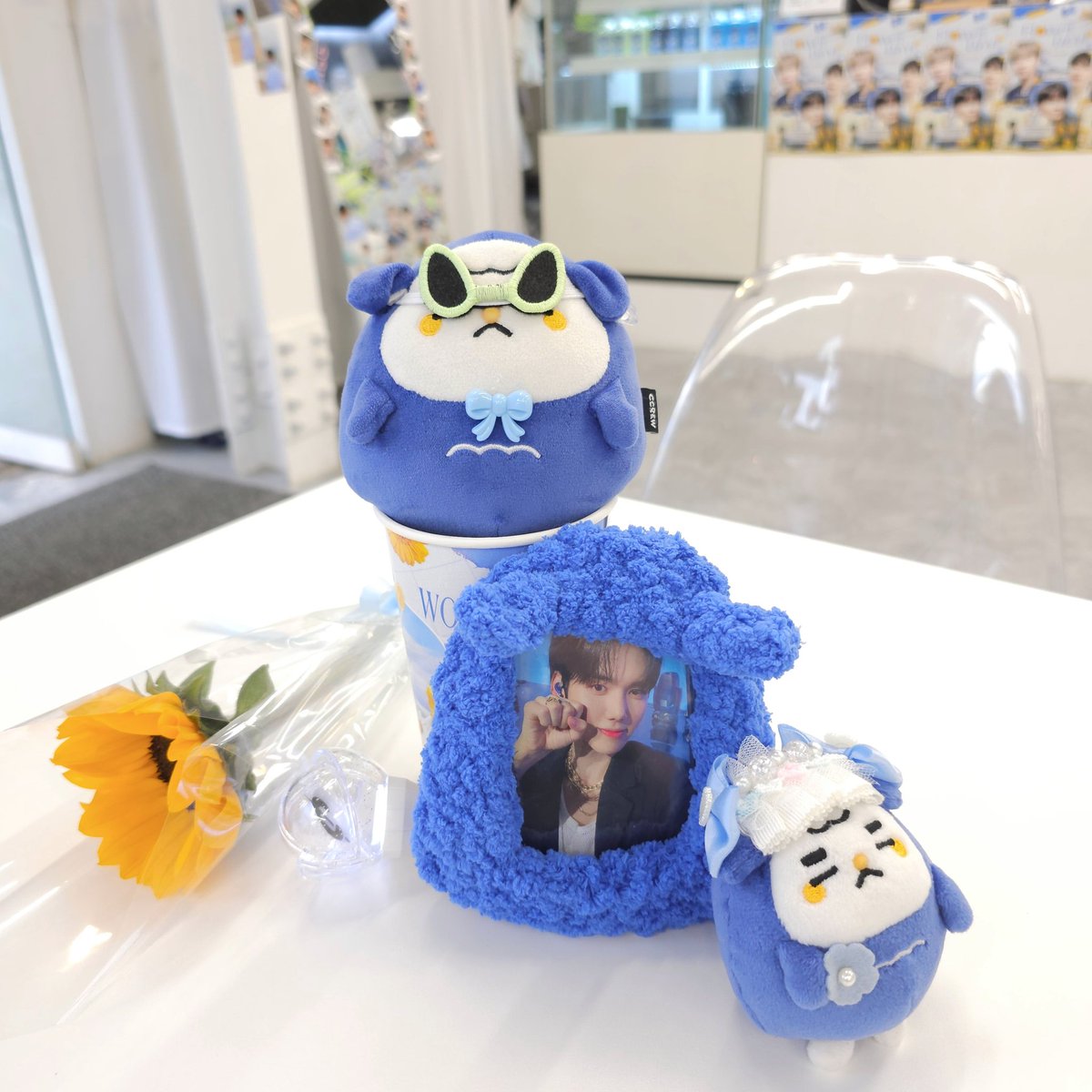 PLAY_917's tweet photo. 조금 이른 우빈이 생일 축하!
카페 너무너무 예뻐요✨️

#붕방_곰아지의_생일파티
#Flower_DAY
#넌_내게_지지_않을_sunflower_우빈 https://t.co/4B5O11qM8H