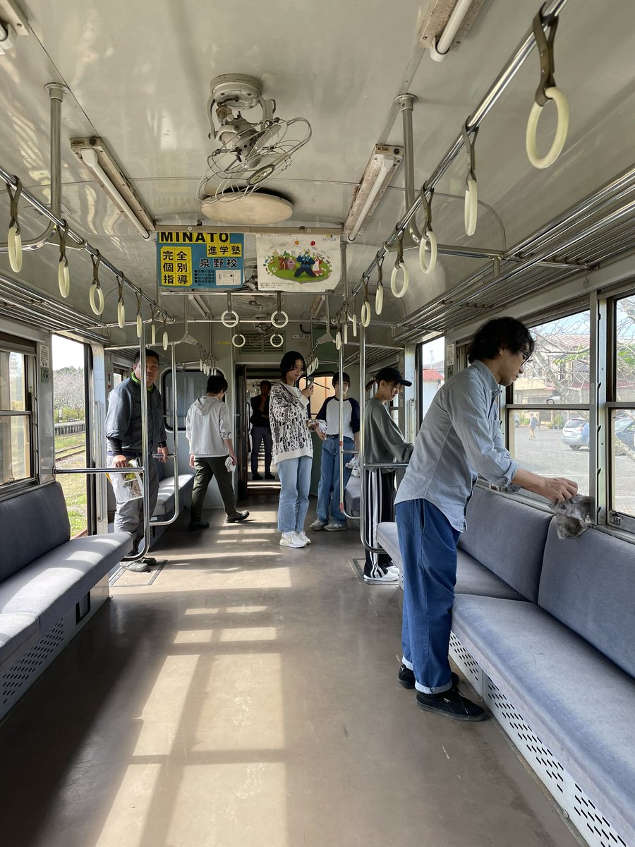 jutarotakahashi's tweet photo. 10月のいすみラーニングセンターは、いすみ鉄道とコラボで、まず国吉駅に置いてる古い車両の掃除。結構きれいになって達成感。すみれ舎さんのお弁当いただきます！天気も良くて最高。@isumi_lc https://t.co/4EcDQi6tWX