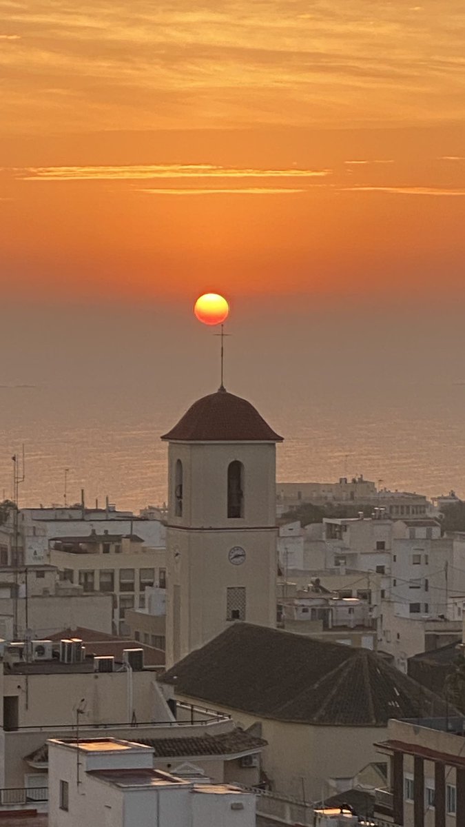 JoseLSaezPastor's tweet photo. Buenos días y feliz fin de semana desde el Castillo de #Guardamar contrastes de colores y luz en el amanecer. #Naturaleza  #Historia #Cultura #Patrimonio #CapitalCultural #Fiestas #Playas #Gastronomía #Comercio #Servicios #CalidadVida #Deporte @GuardamarTurism @MeteOrihuela https://t.co/sAgVVYscn2
