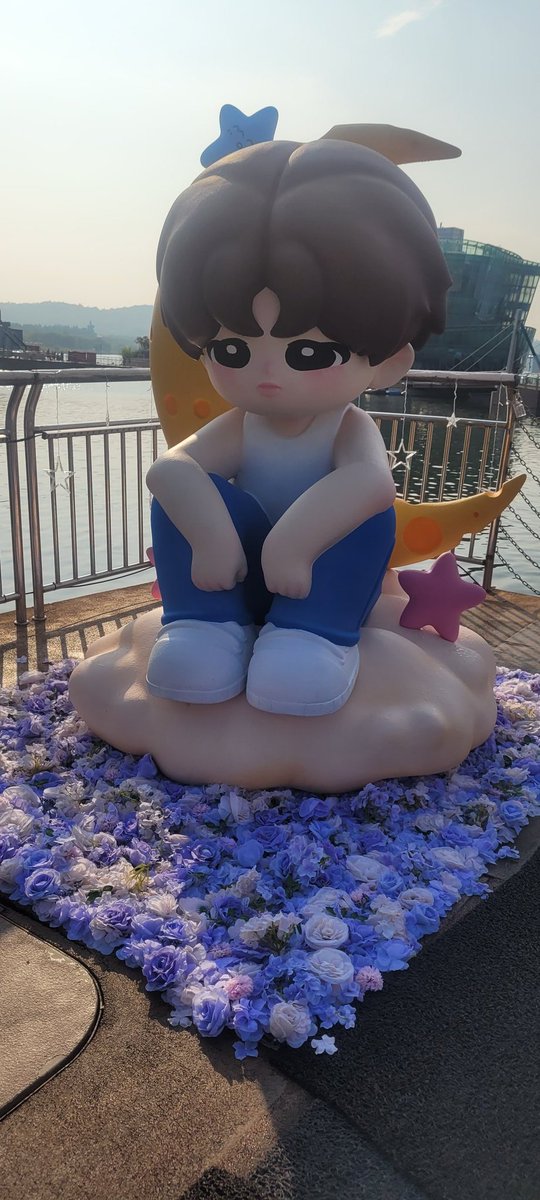purpleheartedn's tweet photo. Happy B-Day Jimin! 💙💛🐥
#happyjiminseom #Artemisjiminday https://t.co/jEc5zLHWGB