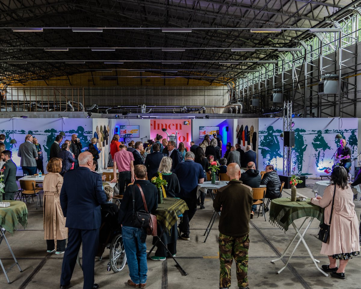 Wat hebben we toch mooie dingen in de wereld gezet met #HelmenVolVerhalen. Je kijkt het allemaal in alle rust terug in 'het boek'. #meeopmissie door de kunsten.

Foto: Milon Abrahamse <a href="/Milon_ab/">Milon Abrahamse</a> 
Vernissage Helmen Vol Verhalen in Helikopter Hangar 2 Deelen.