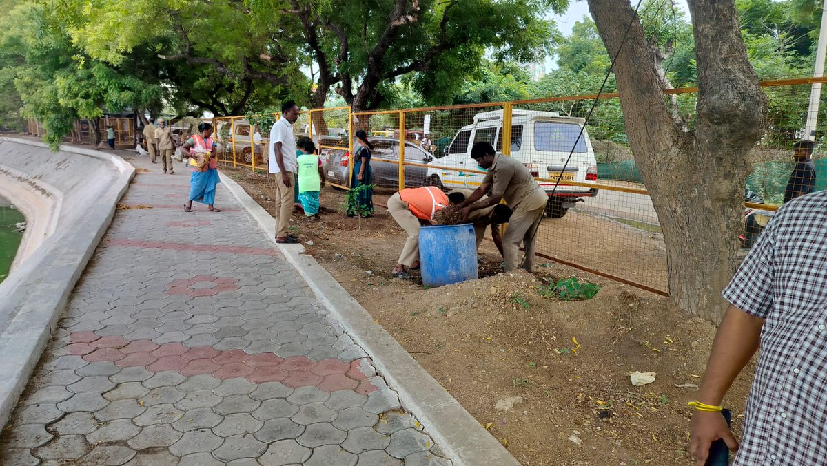 SMunicpality's tweet photo. Srivilliputhur  Municipality - people movement for clean city (14.10.23) Mass cleaning of water bodies with sanitary workers, SI sir &amp; SO sir.
@CMOTamilnadu
@KN_NEHRU
@sbmrdmanellai
@tnmaws
@MawsTamilNadu
@SwachhBharatGov
#PeopleMovementForCleanCities #WasteToWealth https://t.co/qfBMiqsCYd