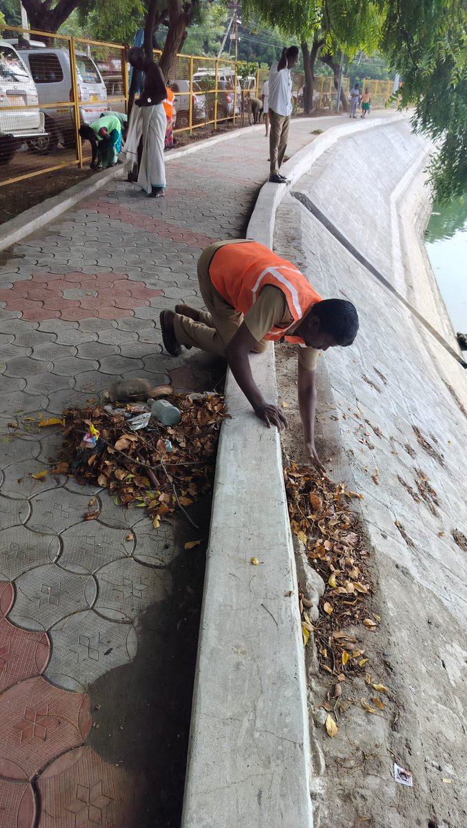 SMunicpality's tweet photo. Srivilliputhur  Municipality - people movement for clean city (14.10.23) Mass cleaning of water bodies with sanitary workers, SI sir &amp; SO sir.
@CMOTamilnadu
@KN_NEHRU
@sbmrdmanellai
@tnmaws
@MawsTamilNadu
@SwachhBharatGov
#PeopleMovementForCleanCities #WasteToWealth https://t.co/qfBMiqsCYd
