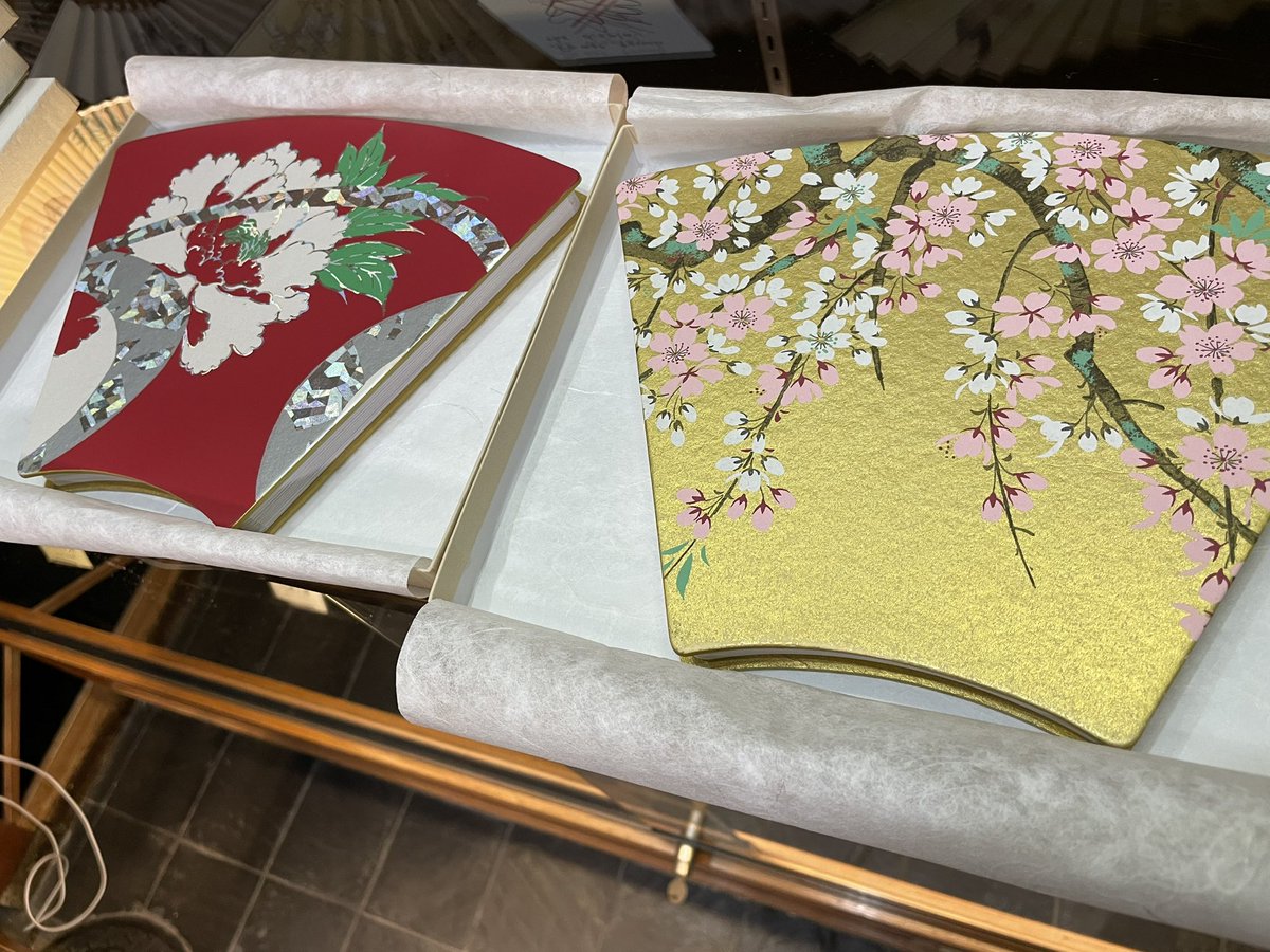 kyo_bun_ken's tweet image. 友人に京都らしい御朱印帳をプレゼントしようと、京都三条会商店街の大西京扇子さんへ。こちらには扇面型の御朱印帳があり（おすすめ）、柄を直接見たいなあと。桜か牡丹か。牡丹のほうが好みですが、華やかな桜もすてがたい。
どちらを選びましょうかねえ〜☺️

#京都土産　#扇　#御朱印
