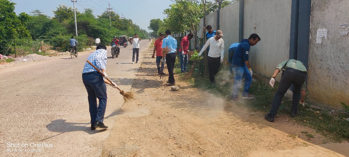 उत्तर मध्य रेलवे द्वारा चलाए जा रहे  #विशेष_अभियान_3.0 के तहत , झांसी मंडल  के रेल कोच नवीनीकरण कारख़ाना झाँसी का स्टोर परिसर एवं कारखाने का बहारी  क्षेत्र  को पूरी तरह से साफ-सुथरा बनाने के लिए गहन #स्वच्छता पहल।
<a href="/RailMinIndia/">Ministry of Railways</a> 
<a href="/AshwiniVaishnaw/">Ashwini Vaishnaw</a> 
<a href="/GMNCR1/">GMNCR1</a> 
<a href="/CPRONCR/">North Central Railway</a>