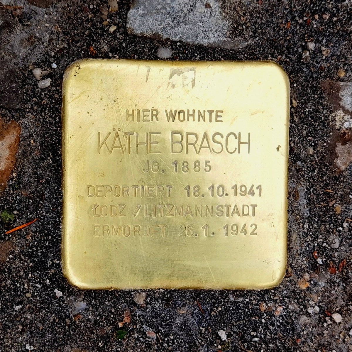 Stift_und_Bogen's tweet photo. 🙏 #EinStolpersteinanmeinemWohnort: Vorschlag, dass wir alle im Kampf gegen das antisemitische Gift einen Stolperstein aus unserem Stadtteil vorstellen. #weremember
Ich fange an. Misdroyer Straße 38, Berlin-Schmargendorf: Erinnerung an Käthe #Brasch (geb. 1885, gest. 1942). https://t.co/eGrPJQyXIi