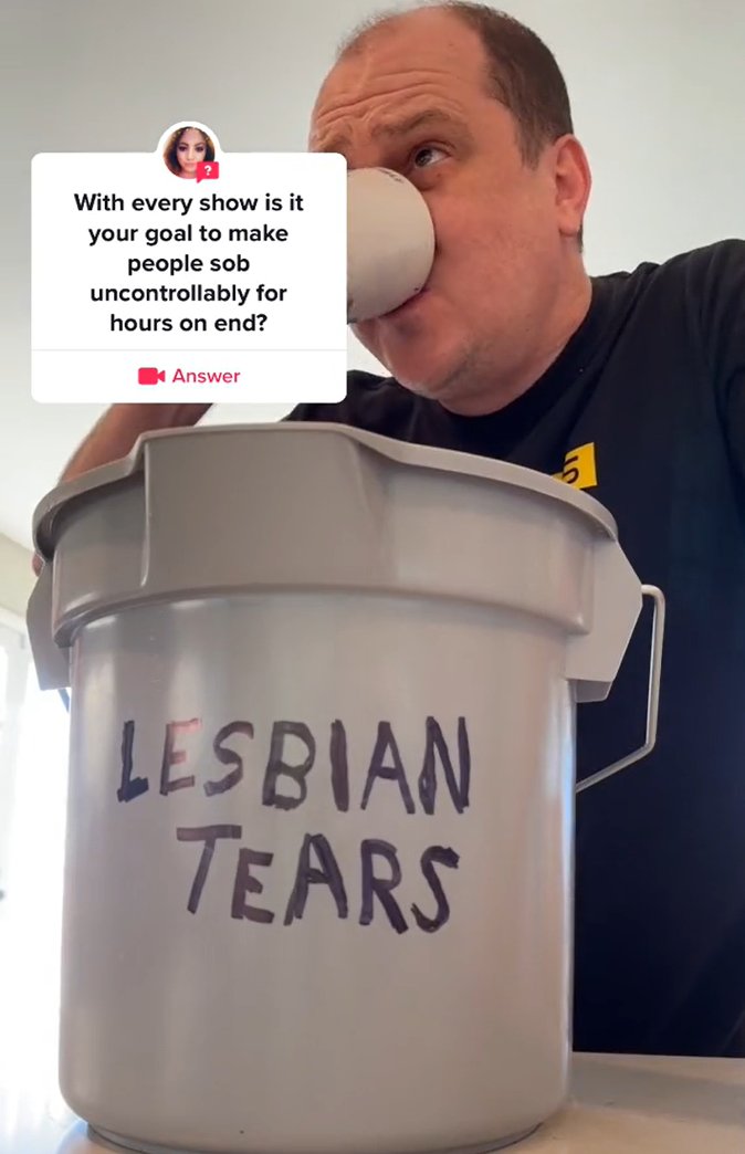 myamya813's tweet image. 근데 마이크 플래너건 드라마 갈수록 퀴어캐 비중 늘어가는게 웃기네ㅋㅋㅋ어셔가의 몰락에서 이미 주요인물들 절반 이상이 퀴어캐인데 이 속도면 담작품은 호러판 엘워드 가능하겠어요. 레즈비언 눈물을 그렇게 마셨으면 그정돈 해주셔야죠