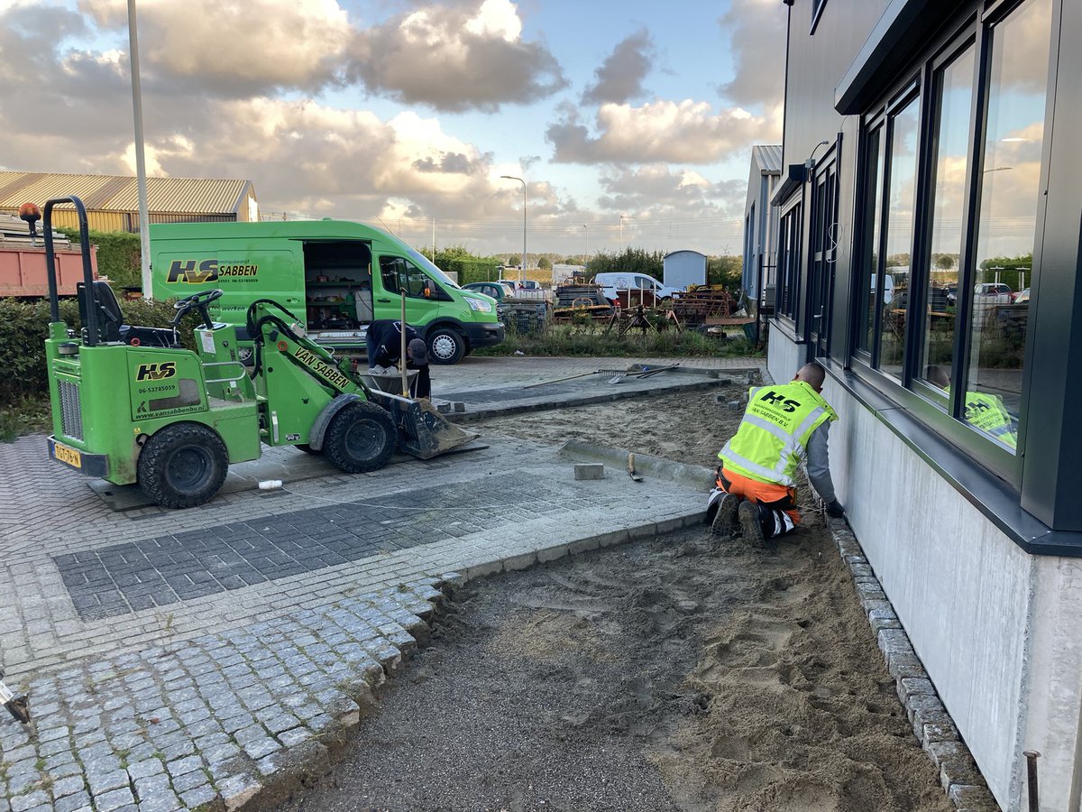 VanSabbenbv's tweet photo. Herstellen onze eigen inrit HVS op zaterdag 💪💪💪 https://t.co/uBoxjhX7Rd