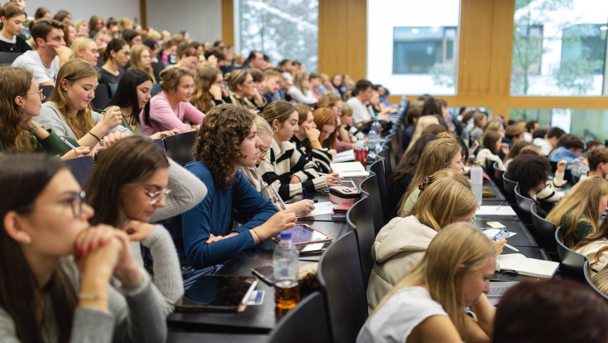 Zahlreiche neue und altbekannte Gesichter werden ab Montag wieder in die Hörsäle der #unibamberg strömen. Dann beginnt das Wintersemester 2023/24. Wir wünschen allen einen guten Start! Die Pressemitteilung zum Semesterauftakt gibt´s unter: blog.uni-bamberg.de/campus/2023/au… 📷 B. Herges