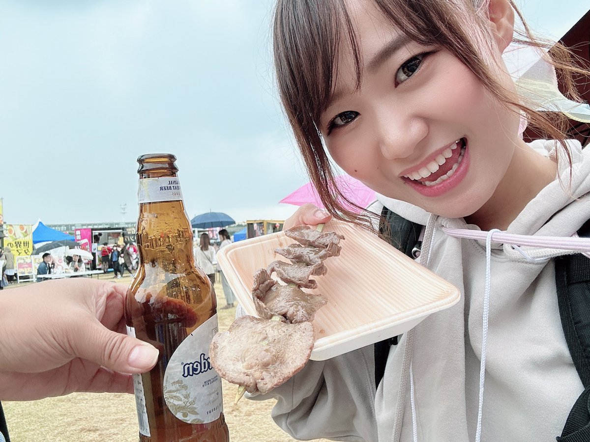 pico_knpico's tweet photo. #NEXTFoodFes ありがとうございました🎪💕

私のステージはお日様が照ってた☀️
雨女脱却か…？？

牛タンにビール🍺りんご飴🍎
全部美味しかった〜💕💕
帰ったら宇宙食頂く🚀

車に落書きも最高に背徳感🤣笑
楽しい思い出ができた🎵

明日は、枚方ビオルネ！
ぴこは14:00〜🎤
お待ちしてます☺️❤️ https://t.co/sdUsx6a8xM