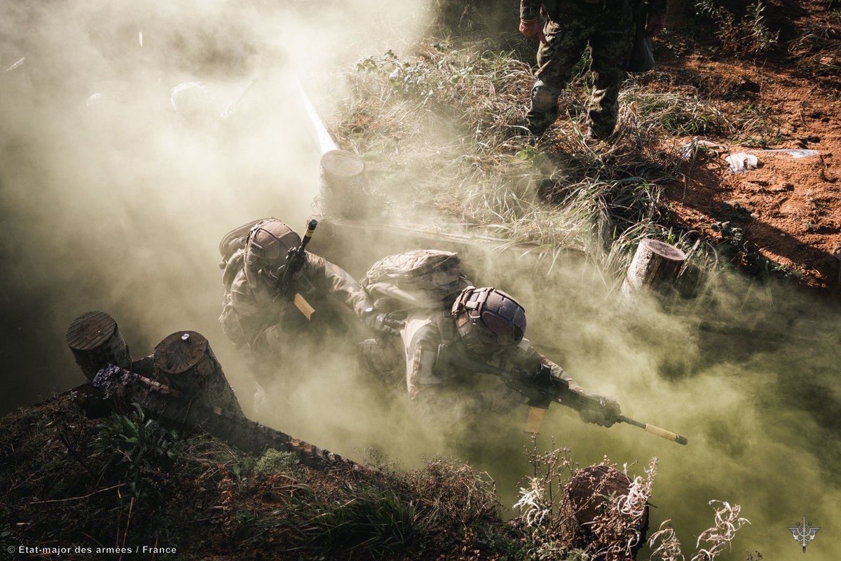 FrForcesEstonia's tweet photo. Bold Fusilier exercise reaches new heights as 🇫🇷 and 🇬🇧 troops launch a trench assault ! Supported by inter-allied cavalry to repel enemy watch. #StrongerTogether https://t.co/0VZoklMzKw