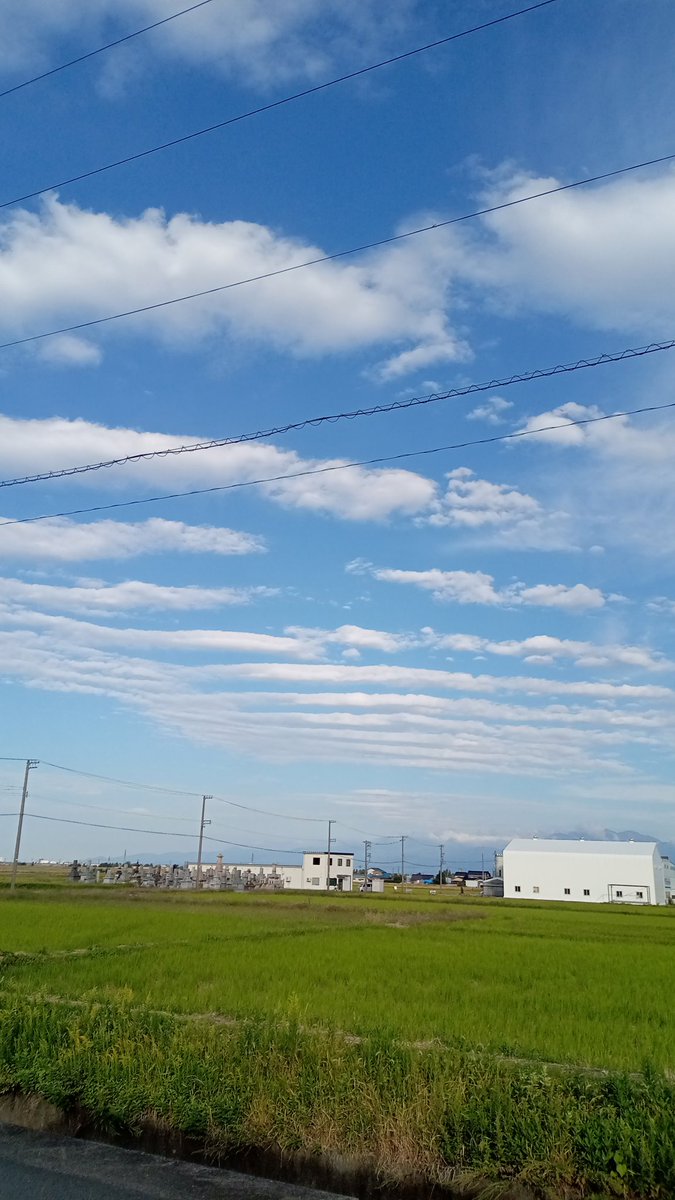 13427da's tweet photo. 5時間後の富山市の空。
なんだこの雲は？　あまり見たことない形だけどポピュラーな雲なんかな☁️ https://t.co/WQKJzuvdgS