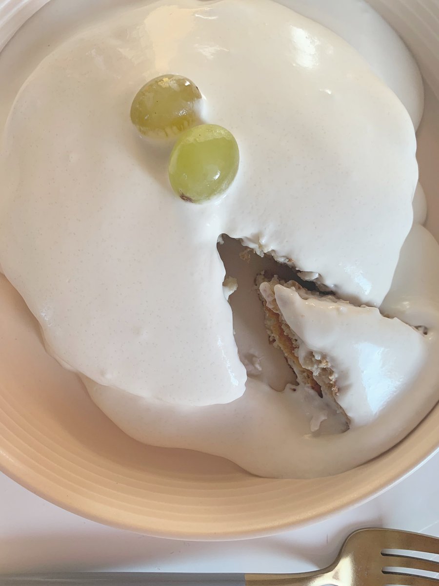 ココナッツソースがたっぷりかかったパンケーキ🥞
週末に絶対これ作って食べる〜ってワクワクしてたから嬉しい𓍝
パンケーキ生地もココナッツ味🥥
ココナッツソースは生クリームとココナッツミルクがあればできるので意外と簡単です〜