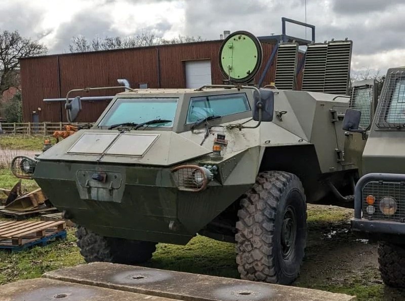 A truly very rare Glover Webb Panther 4x4 MRCV.
Built in 1997 by Glover Webb in Hampshire for the FLCV competition.Panther is equipped with a 7.0-litre CAT inline 6 diesel engine, Allison automatic gearbox and Axletech 4000/5000 series suspension, full differential lock, low