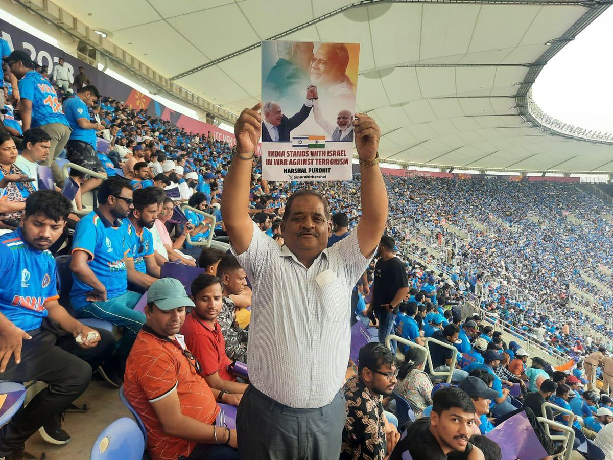 Placards of India 🇮🇳 stands in solidarity with #Israel 🇮🇱 reaches Narendra Modi stadium in #Amdavad