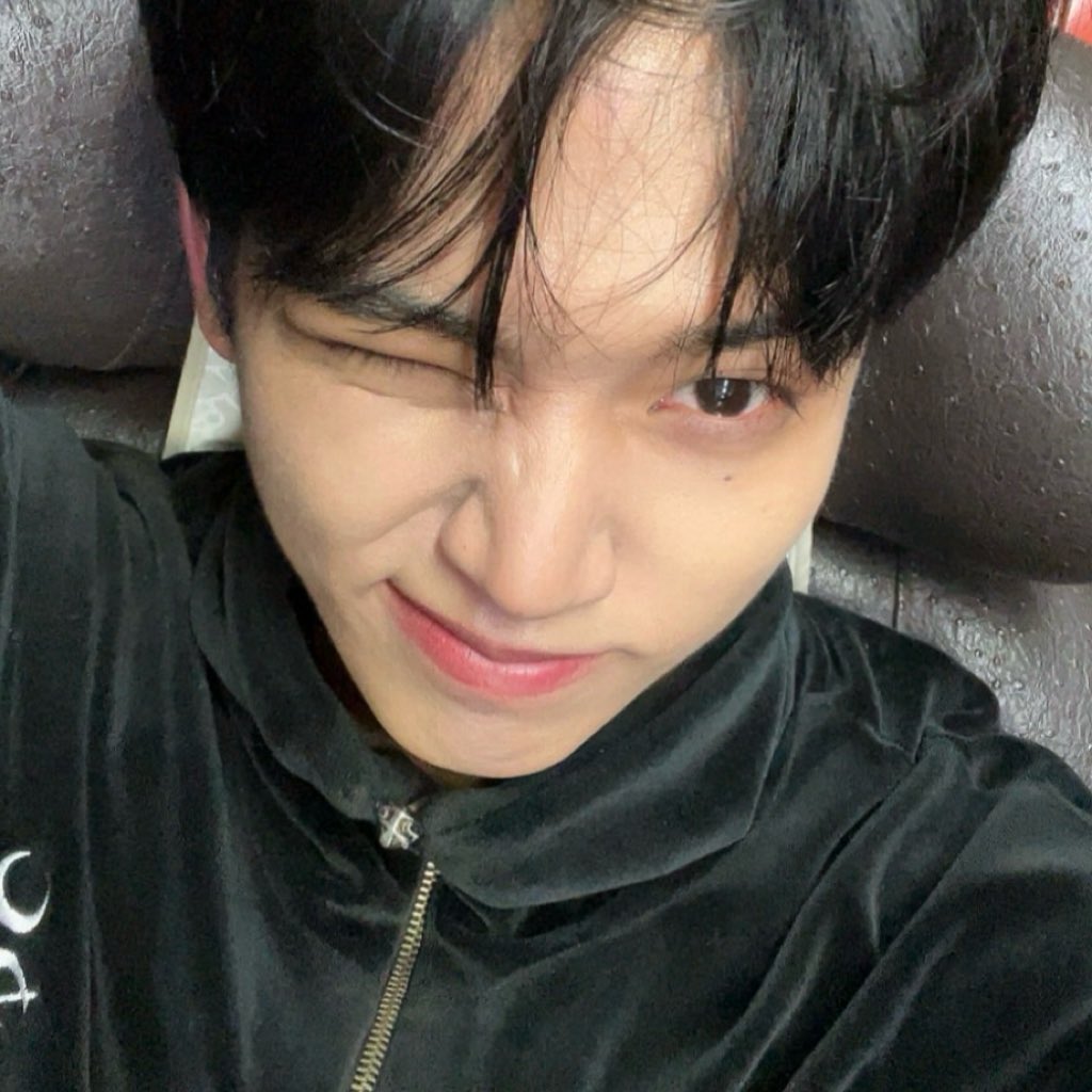 OmegaX_members's tweet photo. [#OX]

🖤🖤

#OMEGA_X #오메가엑스
#혁 #HYUK https://t.co/DNmuLYE08G