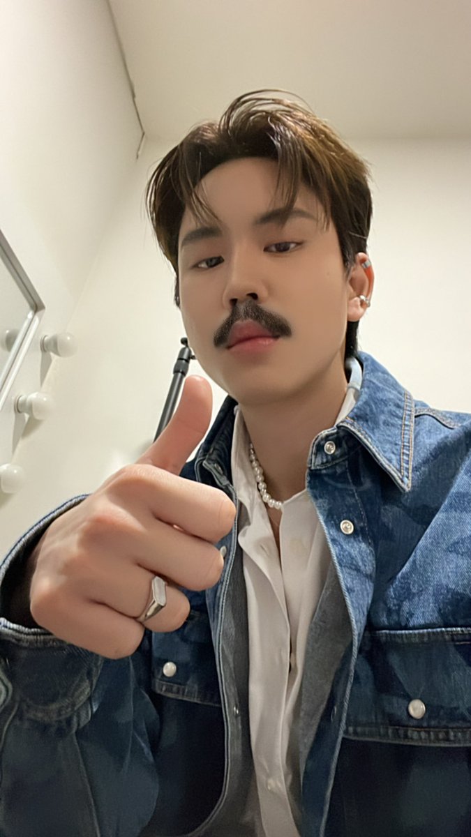 Prem_space's tweet photo. 😎  #PREMWARUT1STDATEINVIETNAM https://t.co/1Q0yiCpwfy