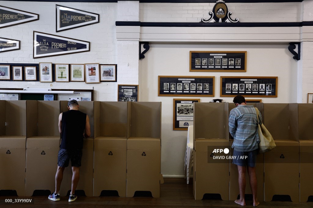 afpfr's tweet image. 🇦🇺 Les Australiens votent aujourd'hui pour dire s'ils acceptent ou non de reconnaître dans la Constitution les Aborigènes comme les premiers habitants de l’île-continent et de leur donner une "voix" spécifique, lors d'un référendum qui a creusé les divisions.