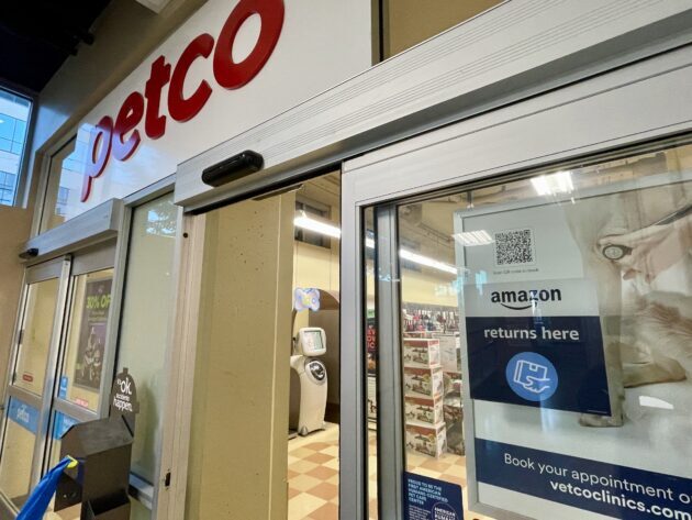 Mustafachakmak's tweet image. &quot;Amazon continues to expand their return locations, now partnering with Petco. This is some serious &apos;fetch&apos; business strategy. Who knew returning packages could be just as exciting as adopting a furry friend? 🐾 #AmazonReturns #PetcoPartnership&quot;